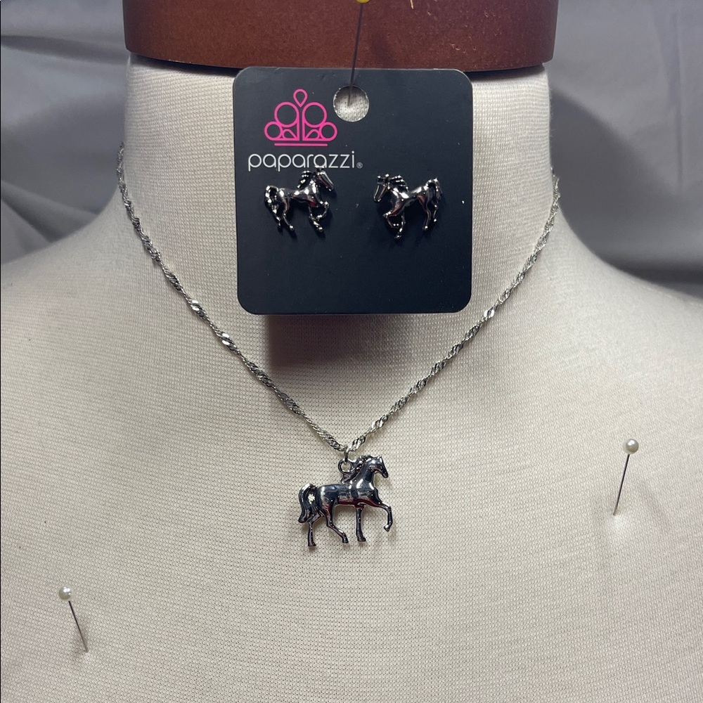 Paparazzi Silver Horse Jewelry Set